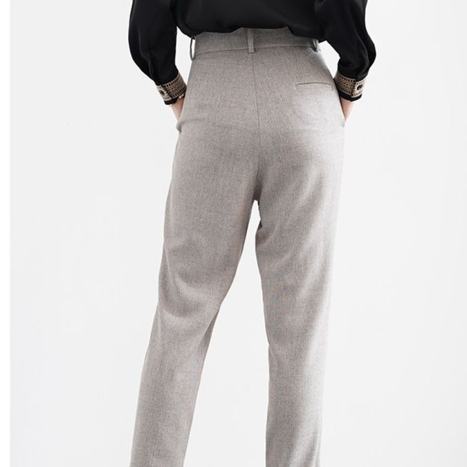 グレー パンツ センタープレス入りハイウエストテーパードスラックス