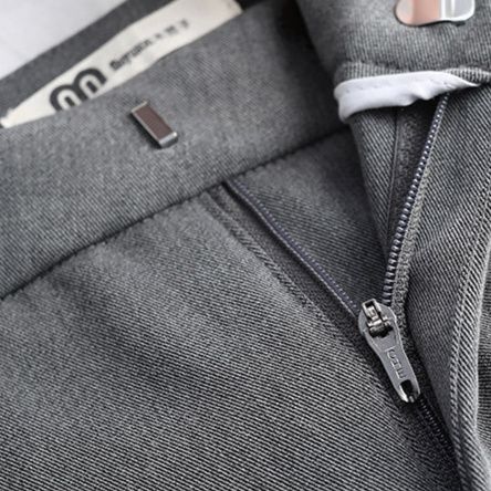 グレー パンツ センタープレス入りストレート美脚スラックス