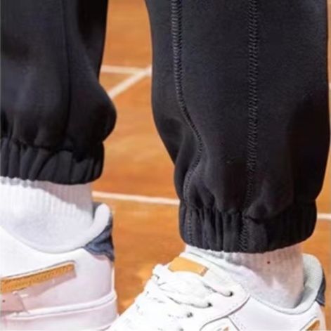 グレーパンツ 裾絞りワンポイントロゴ入りゆったり裏起毛 スウェット