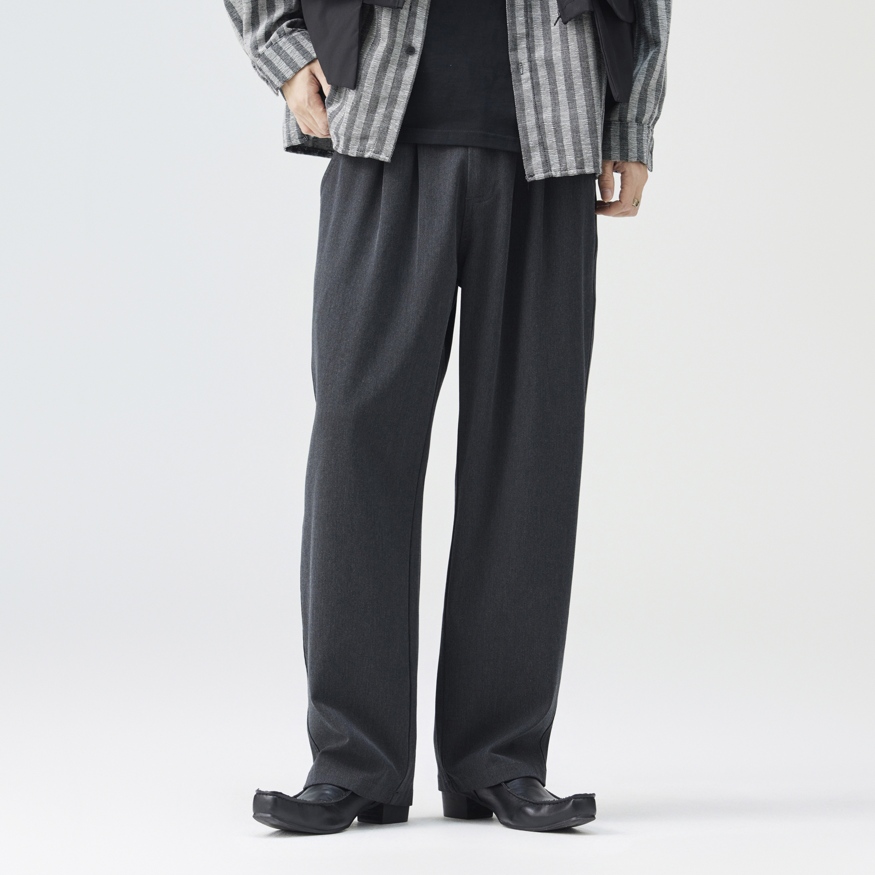 https://fulmo-img-server.com/graypants/1c54db3c-5fc8-4d31-adeb-b3b45e3d0412.jpg