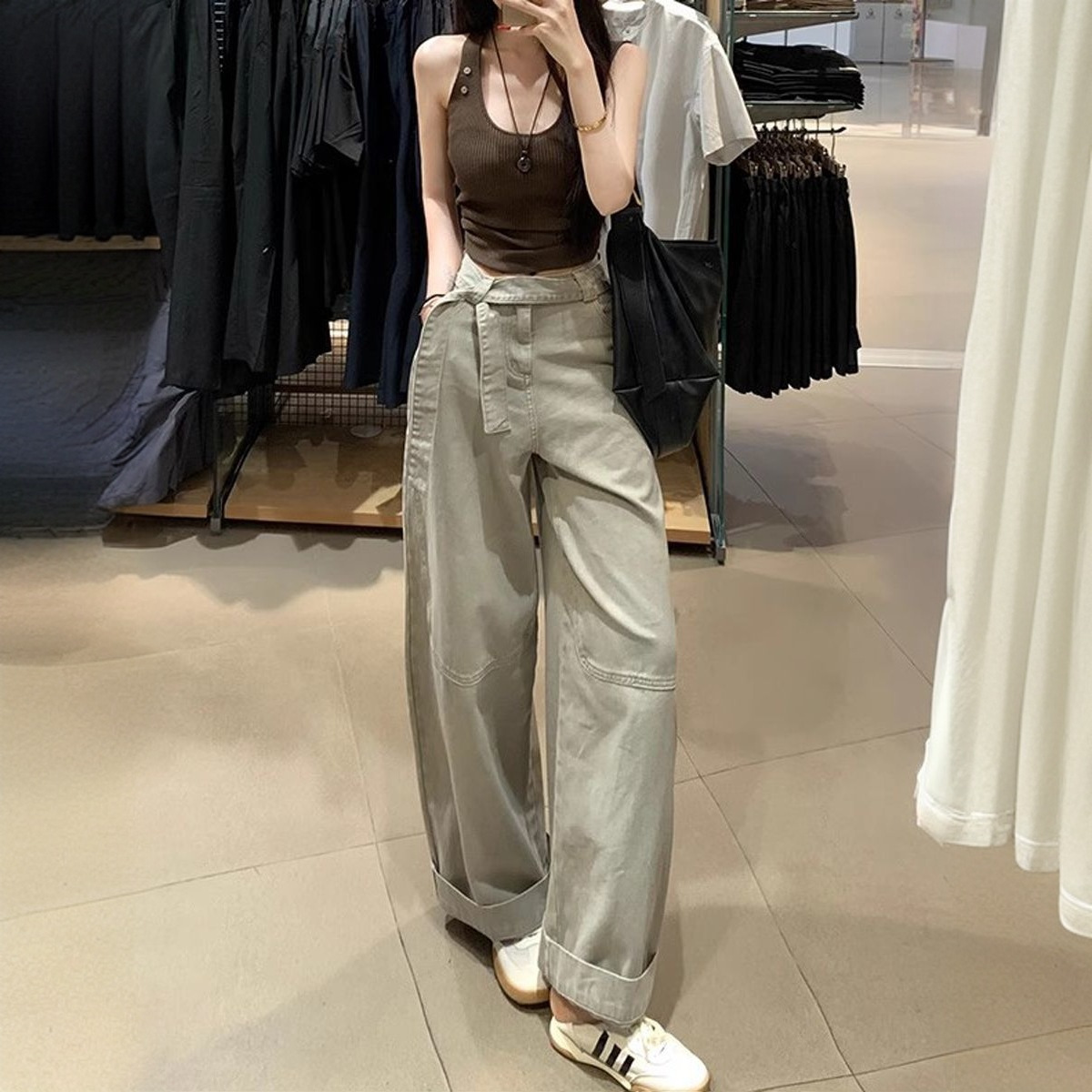 グレー パンツ リラックスベルト付きフレアパンツ