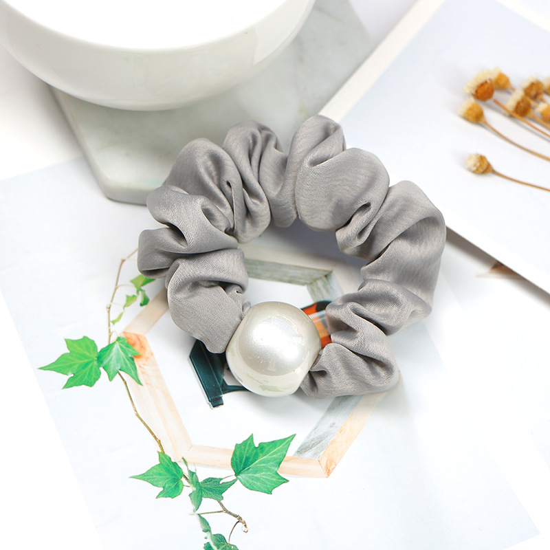 ヘアアクセサリー 大粒パール付きサテン生地のシュシュ