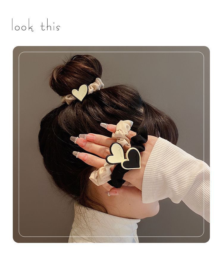 ヘアアクセサリー ハートチャームふわりシュシュ