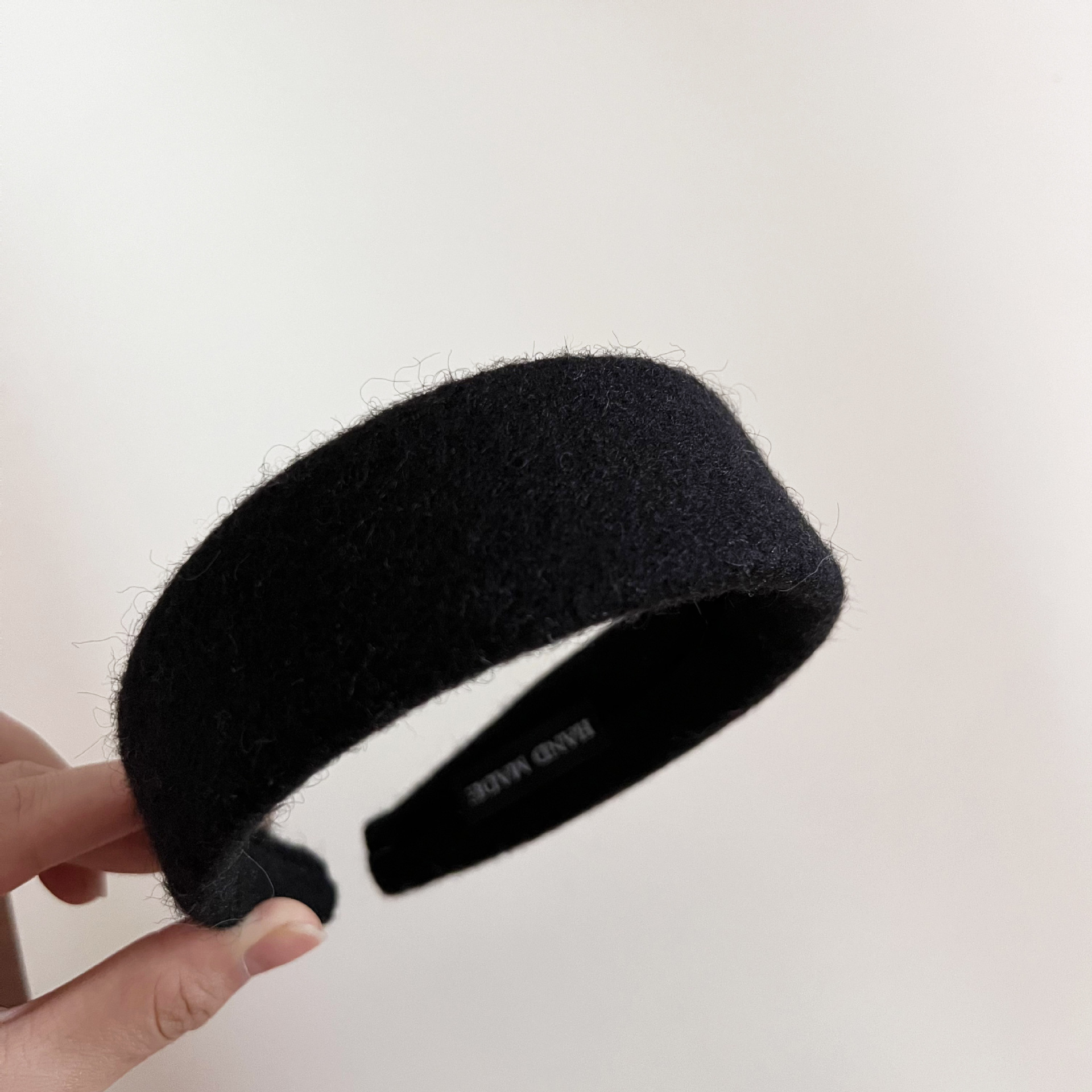 ヘアアクセサリー ふわふわ起毛素材の太めカチューシャ