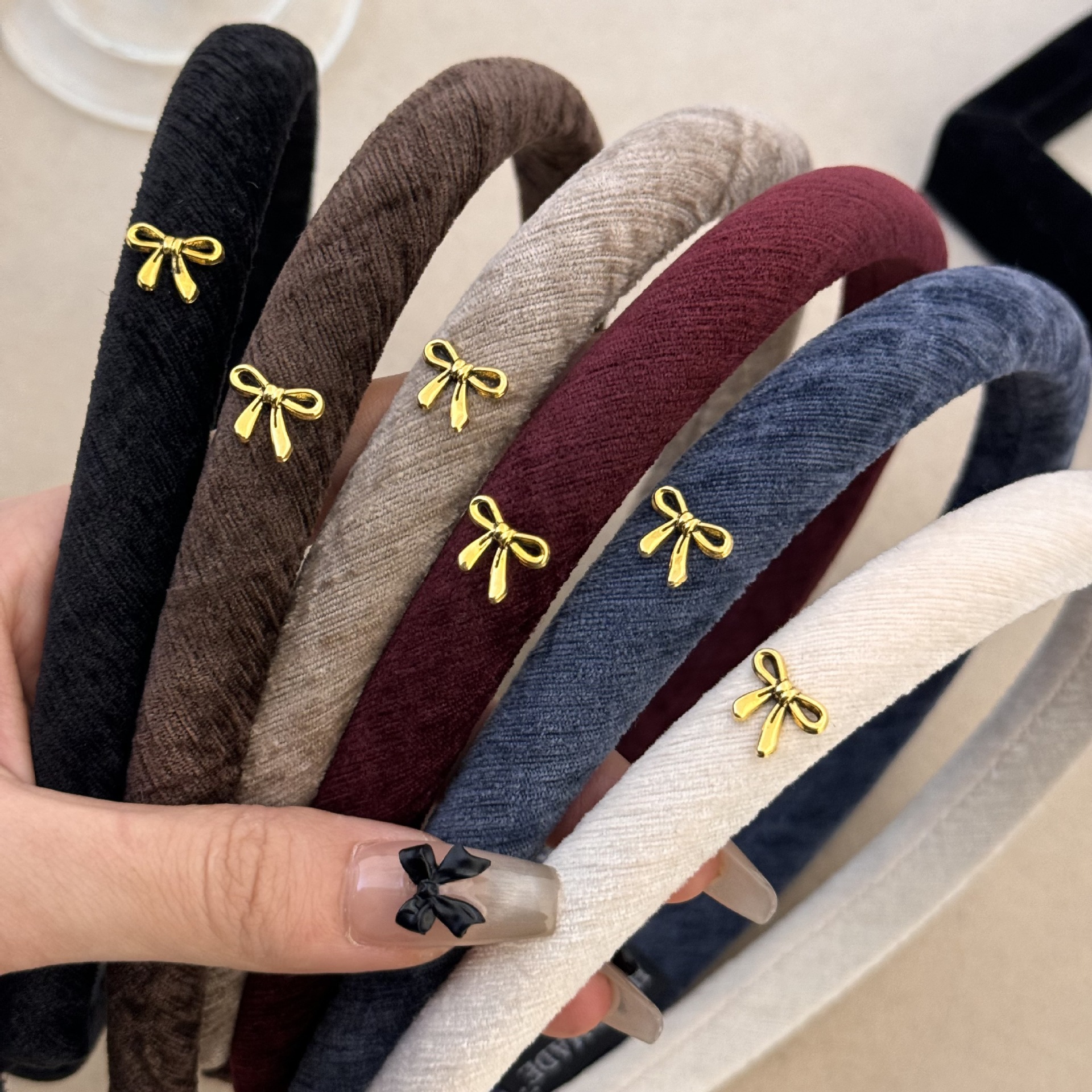 ヘアアクセサリー 小さな金属リボンモチーフ付き布巻きカチューシャ