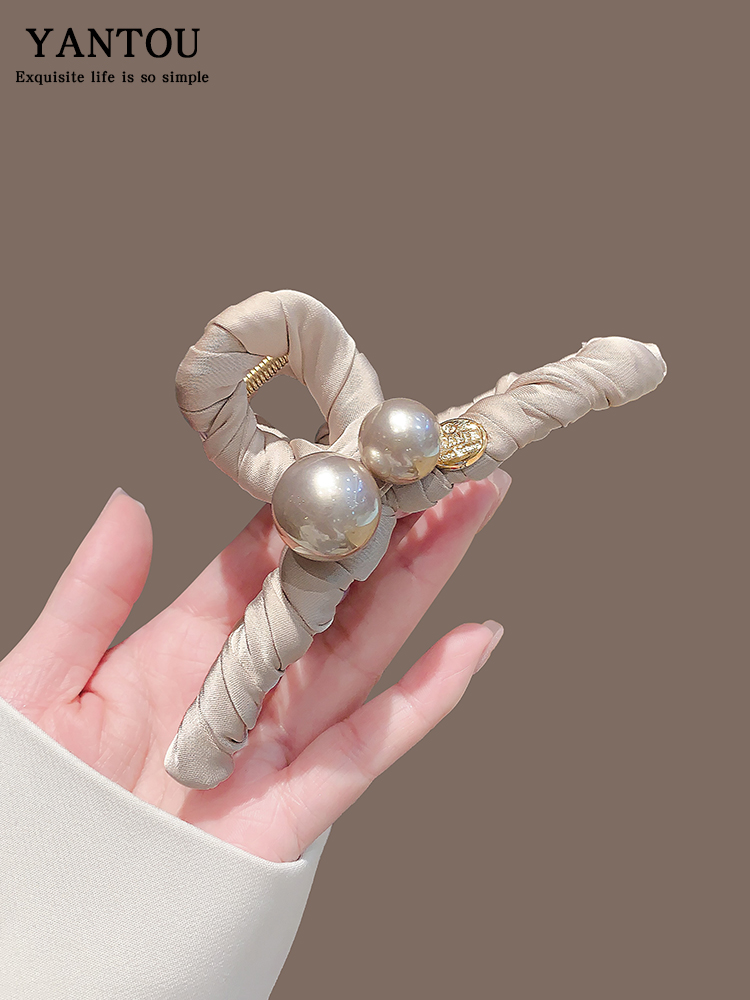 ヘアアクセサリー 結び目パール三角バレッタ
