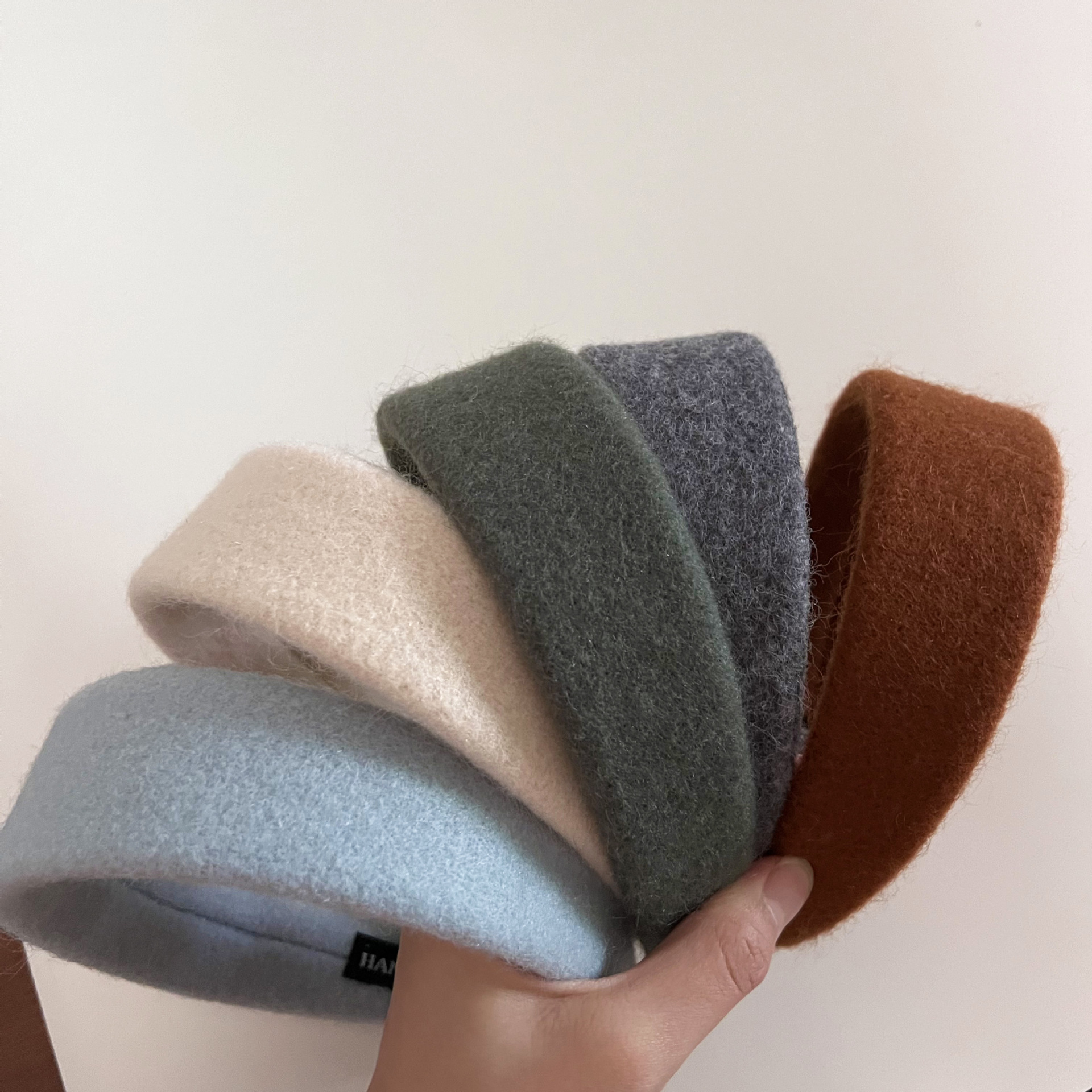 ヘアアクセサリー ふわふわ起毛素材の太めカチューシャ