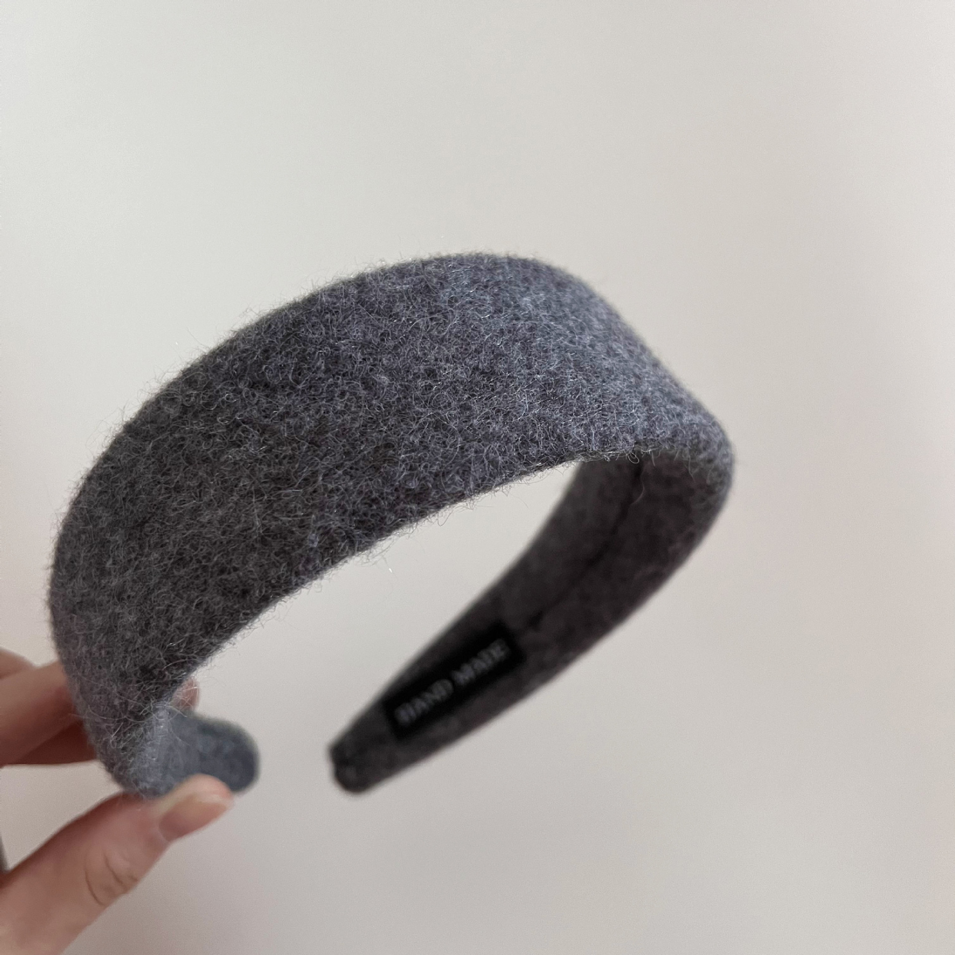 ヘアアクセサリー ふわふわ起毛素材の太めカチューシャ