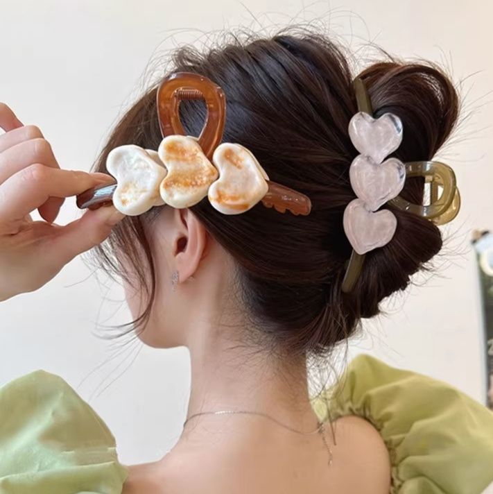 ヘアアクセサリー 三連ハート 大人可愛いバレッタ