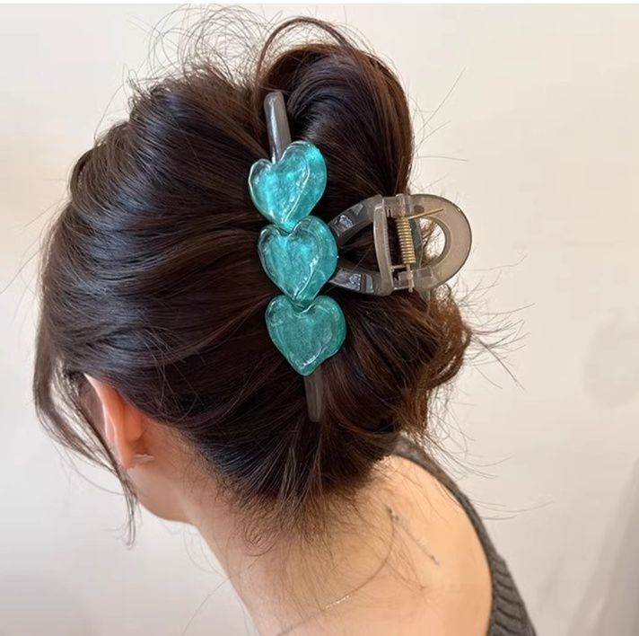 ヘアアクセサリー 三連ハート 大人可愛いバレッタ