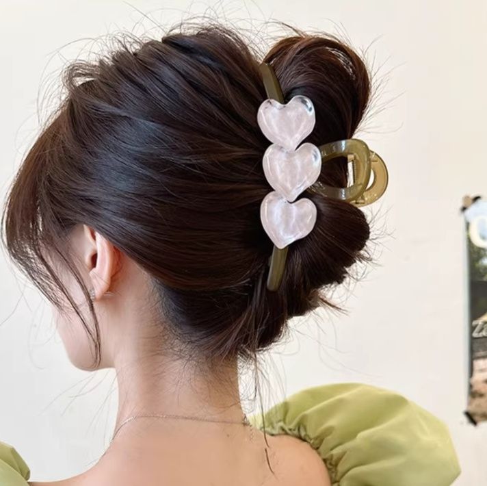 ヘアアクセサリー 三連ハート 大人可愛いバレッタ