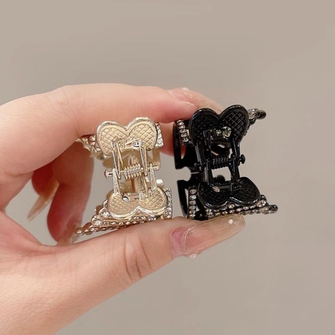 ヘアアクセサリー きらめき王冠とリボンモチーフの上品バレッタ