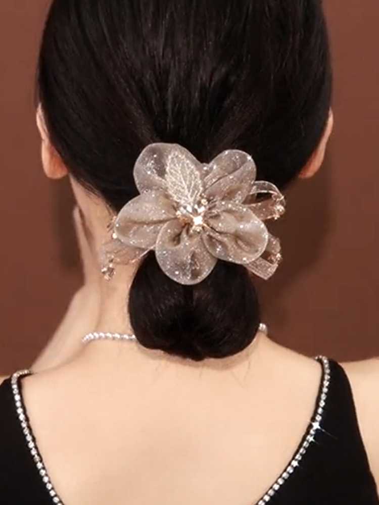 発表会で自信に満ちた笑顔が輝く！特別な舞台を彩るヘアアクセ10選