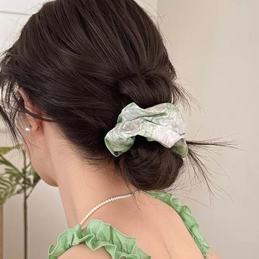 大理石柄シュシュ 上品なマーブル模様のヘアゴム