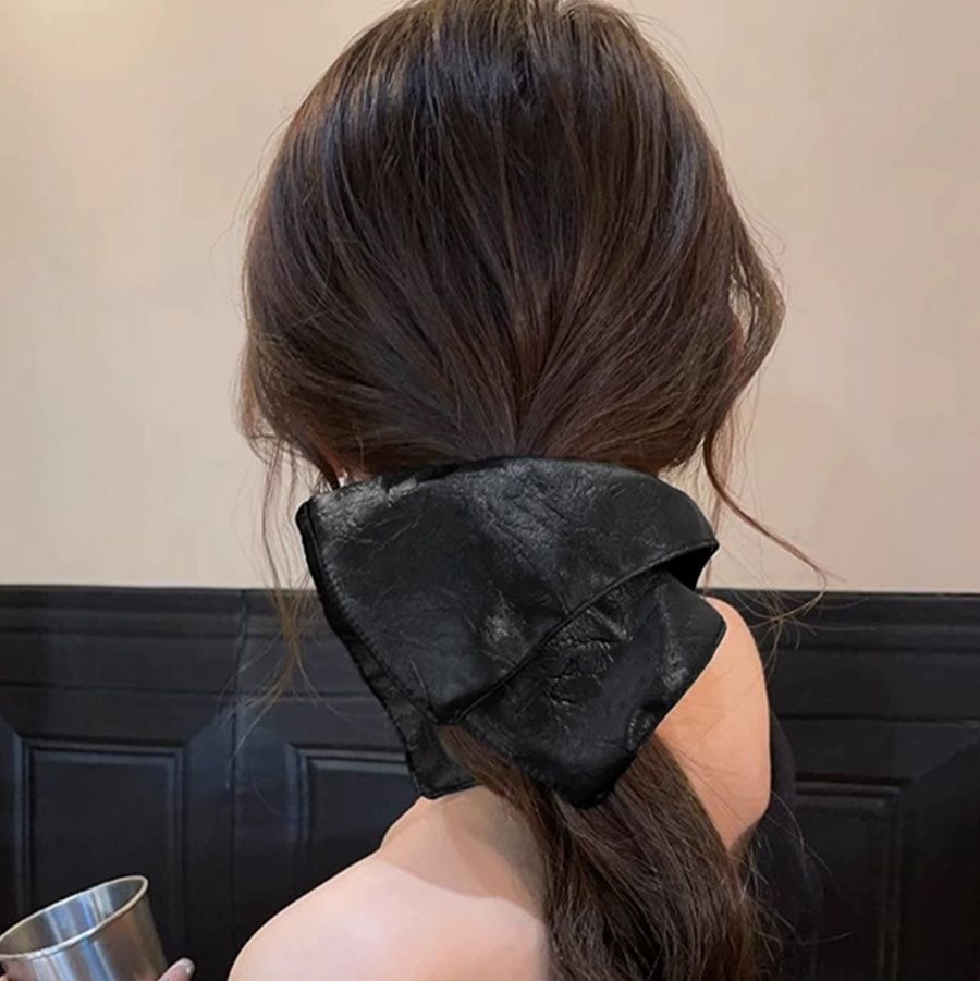  合成皮革シュシュ 大人可愛い 髪飾り