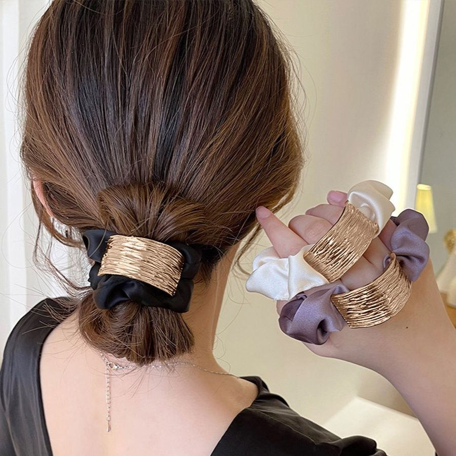 金属プレート付きシュシュ 上品な大人ヘアゴム