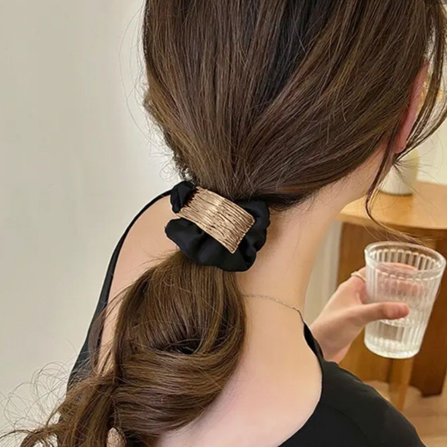 金属プレート付きシュシュ 上品な大人ヘアゴム