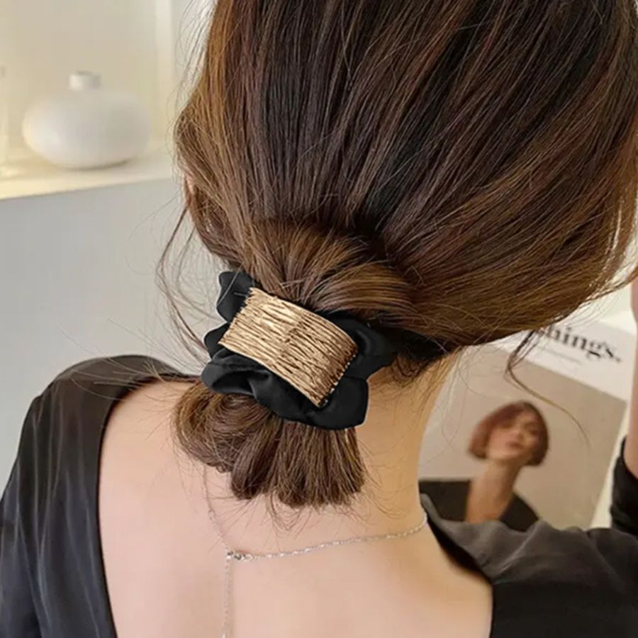 金属プレート付きシュシュ 上品な大人ヘアゴム