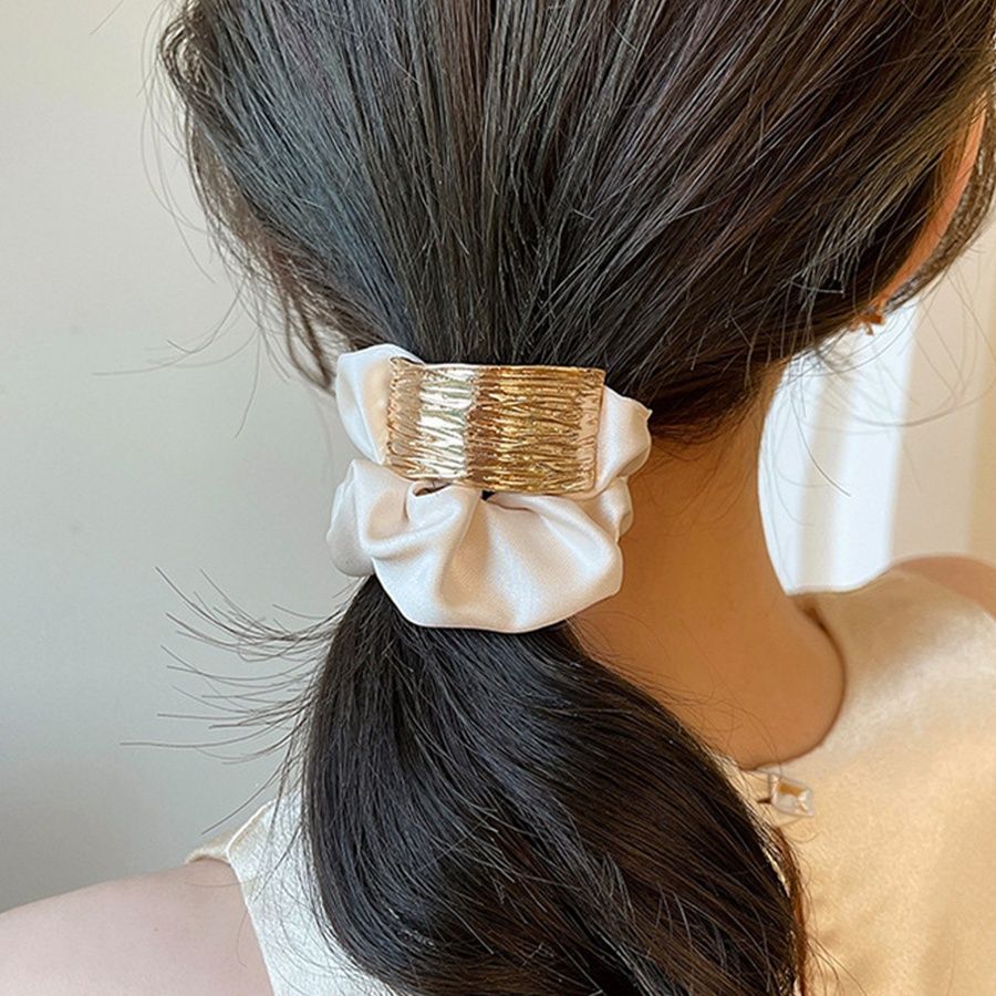 金属プレート付きシュシュ 上品な大人ヘアゴム