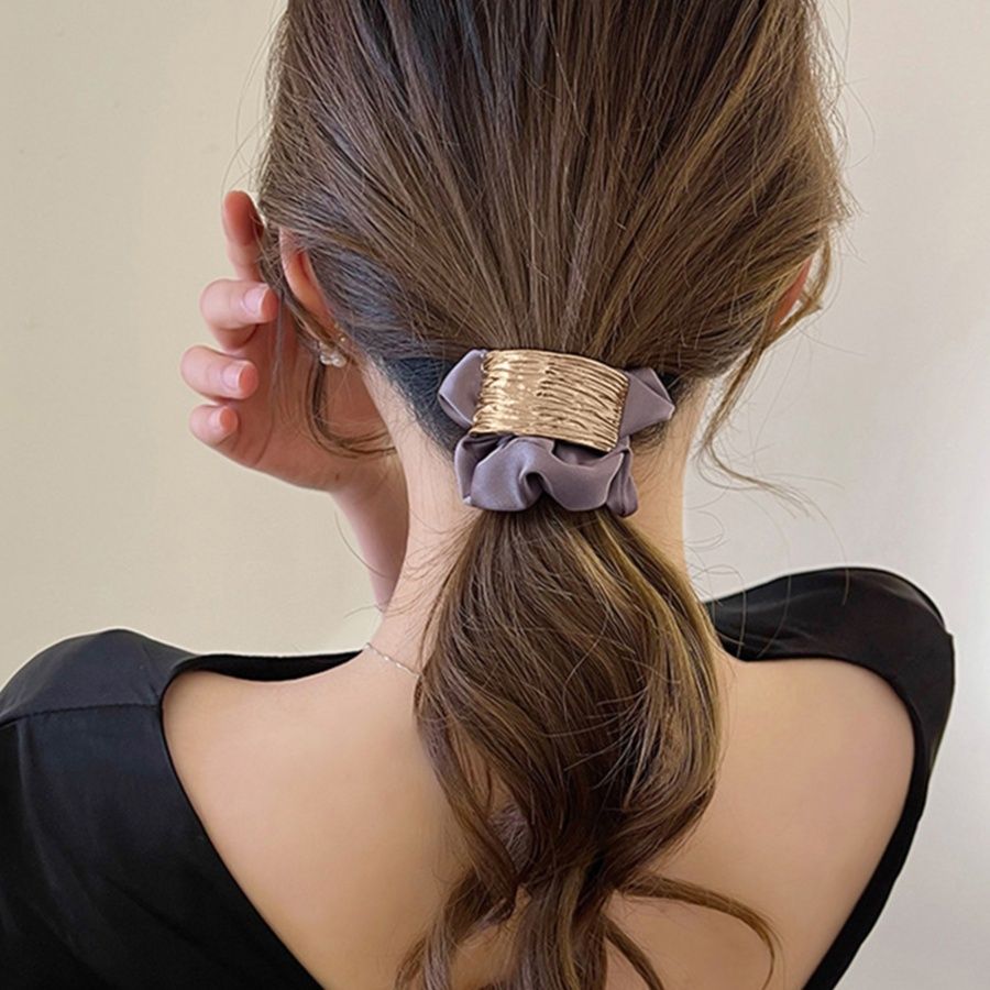 金属プレート付きシュシュ 上品な大人ヘアゴム