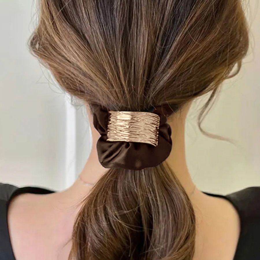 金属プレート付きシュシュ 上品な大人ヘアゴム