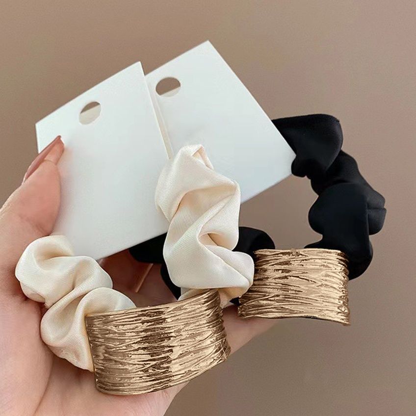 金属プレート付きシュシュ 上品な大人ヘアゴム