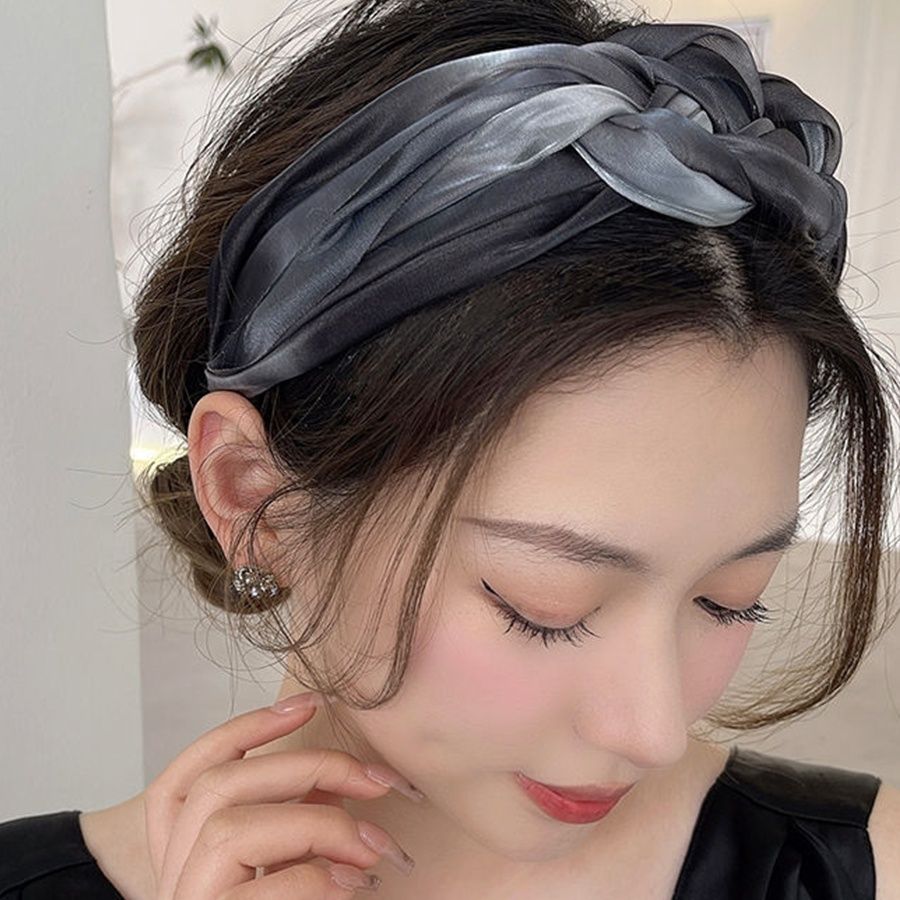  編み込み風カチューシャ 韓国風 光沢幅広ヘアバンド