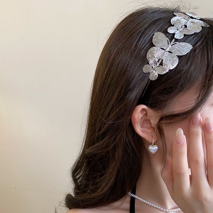 ヘアアクセサリー 立体的な蝶々モチーフの華やかカチューシャ