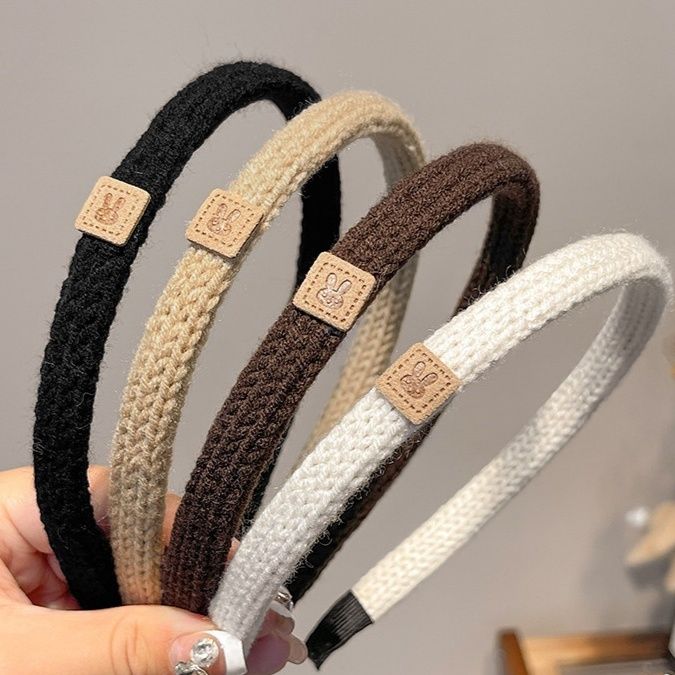 ヘアアクセサリー 金属プレート付き編み込みニットカチューシャ