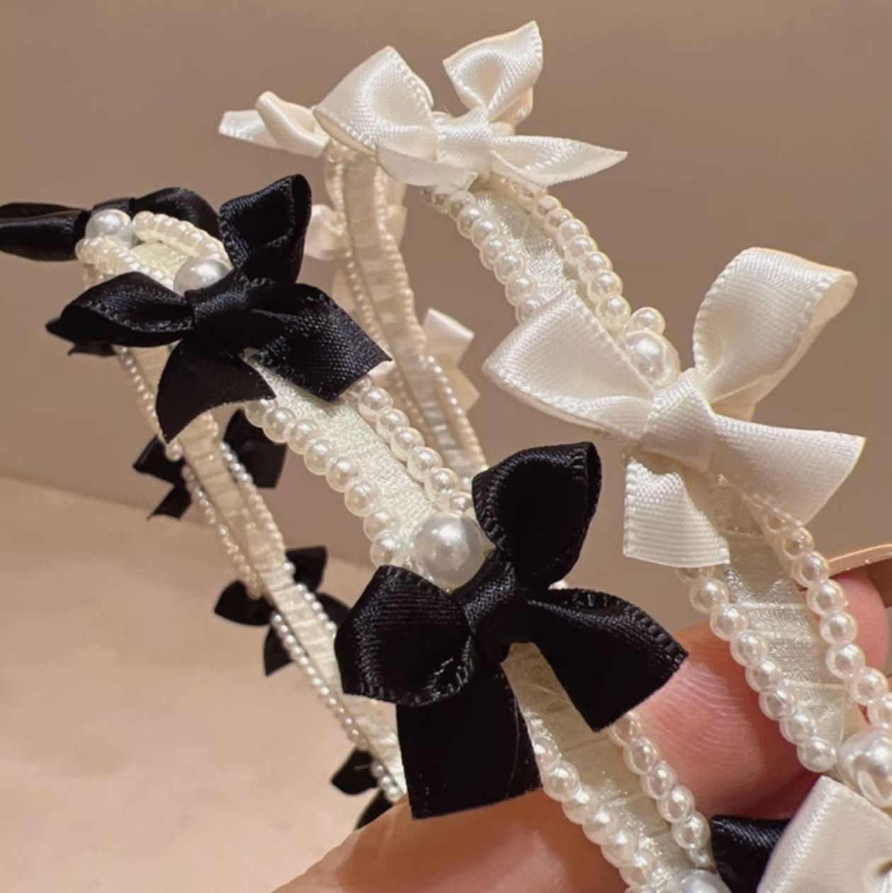 ヘアアクセサリー 連なる小さなリボンと煌めきパール装飾カチューシャ