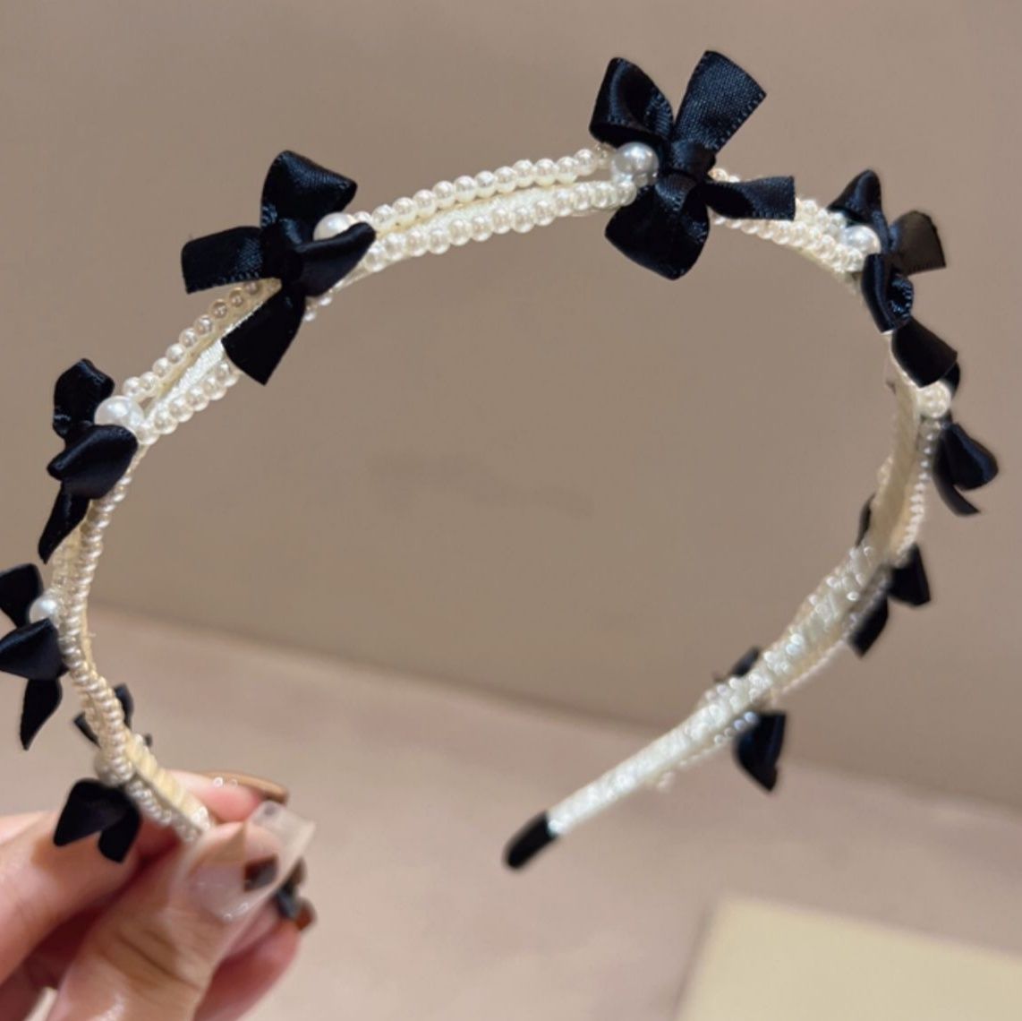 ヘアアクセサリー 連なる小さなリボンと煌めきパール装飾カチューシャ