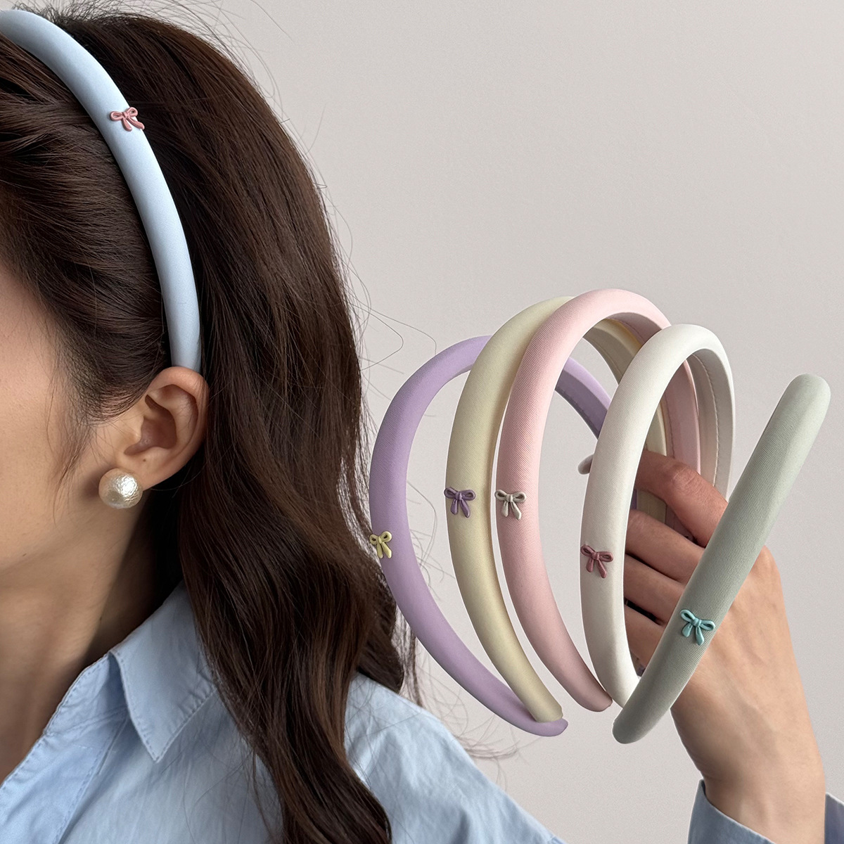 ヘアアクセサリー 小さなリボンモチーフの細身カチューシャ