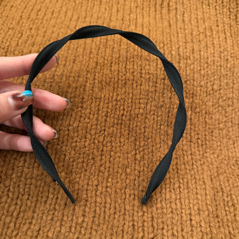 ヘアアクセサリー ねじりサテン細身カチューシャ