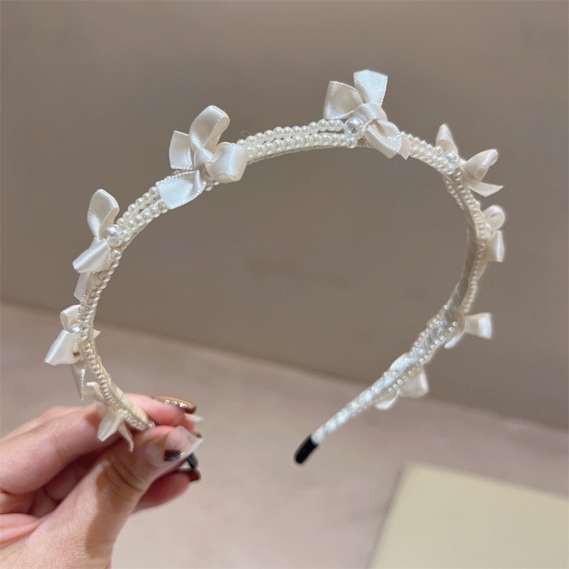 ヘアアクセサリー 連なる小さなリボンと煌めきパール装飾カチューシャ