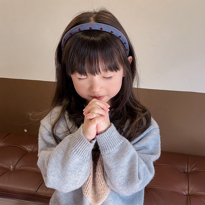 ヘアアクセサリー ハート刺繍の細身カチューシャ