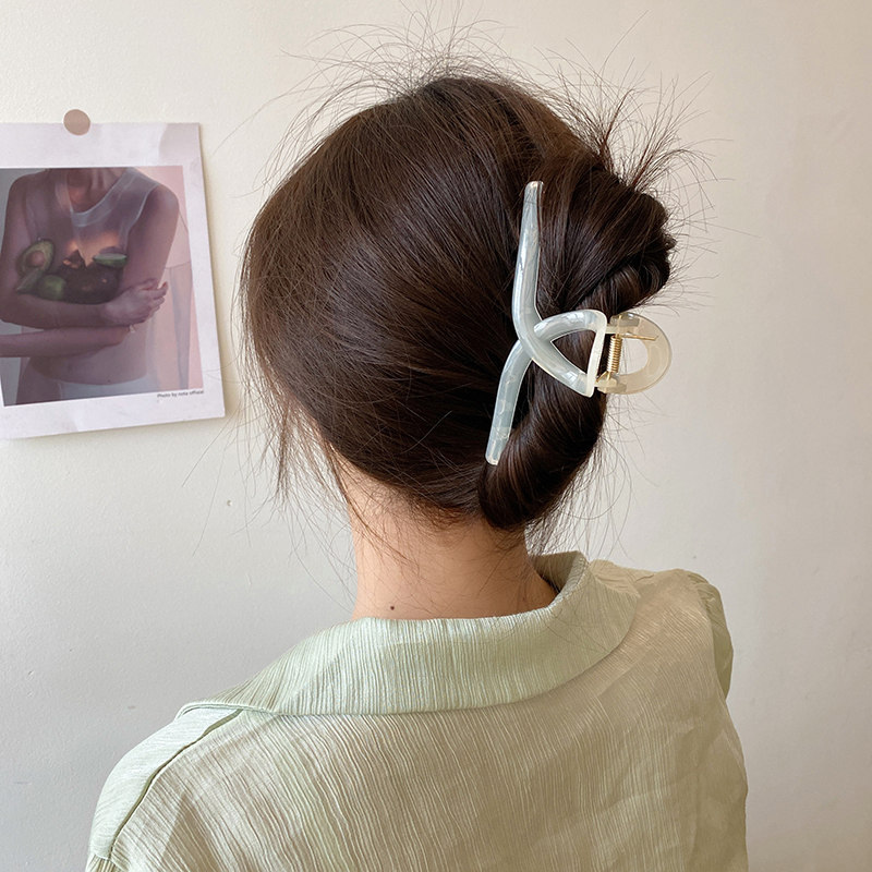 ヘアアクセサリー 透明感のある丸型金具付きスティックバレッタ
