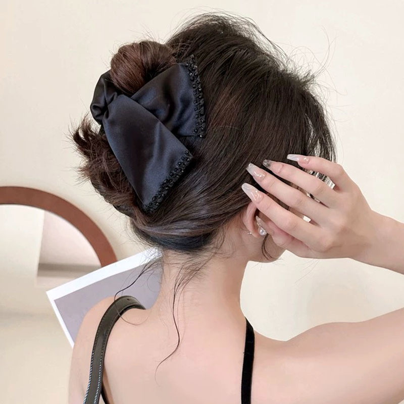 ヘアアクセサリー 上品な黒色レース付きサテンシュシュ