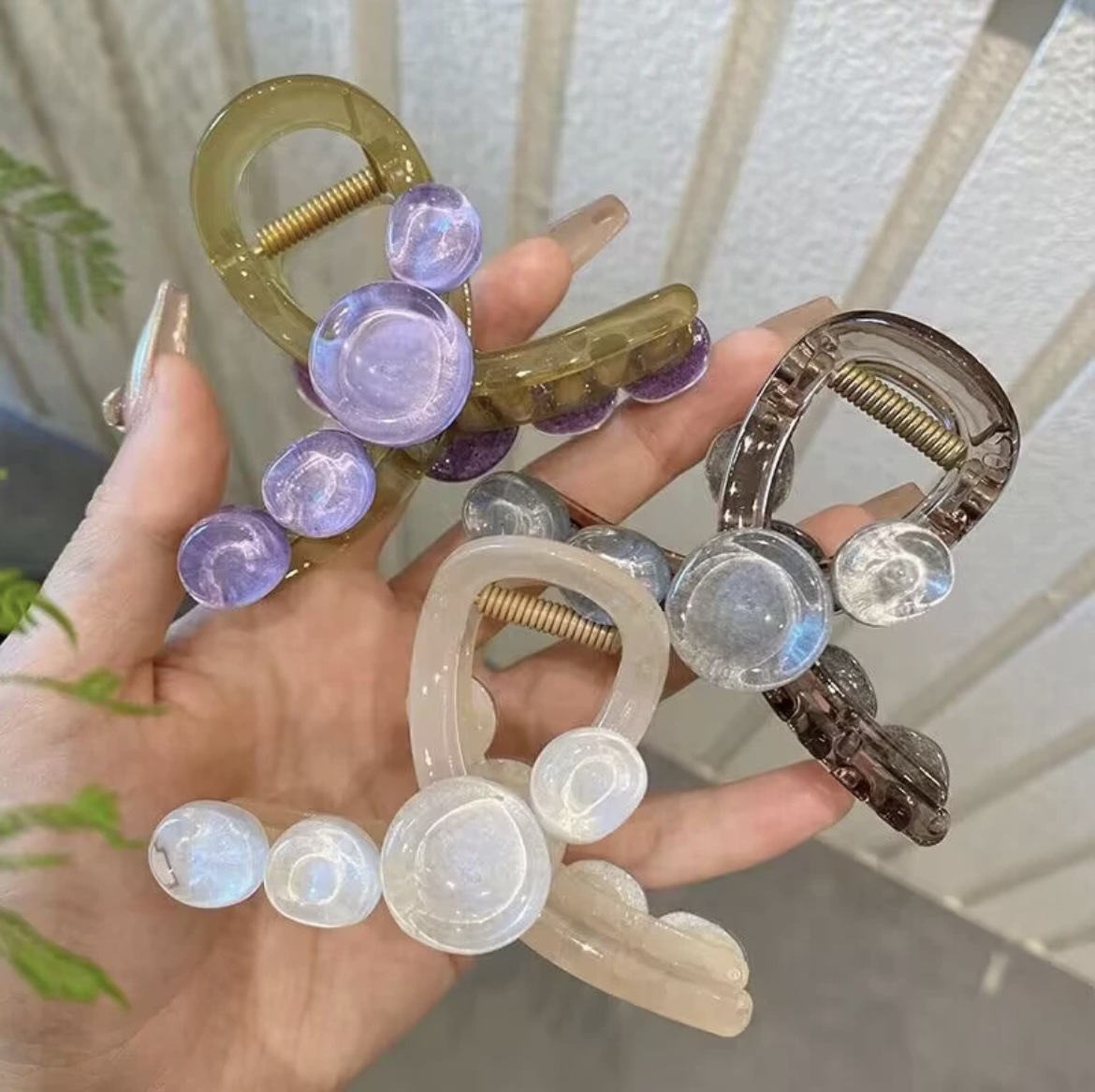 ヘアアクセサリー 透明感ある丸玉モチーフ四連バレッタ