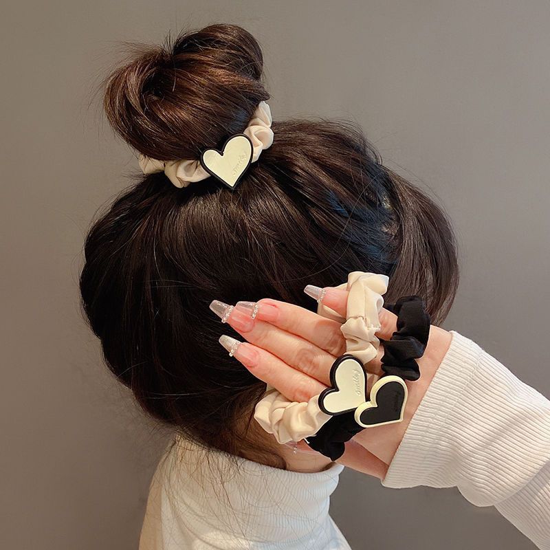 ヘアアクセサリー ハートチャームふわりシュシュ