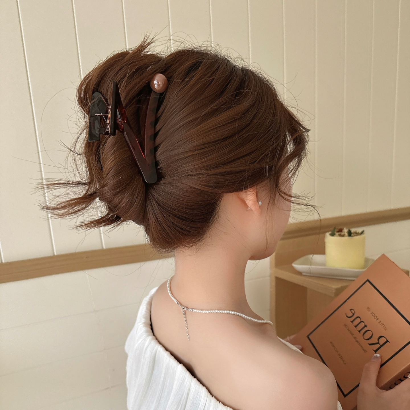 ヘアアクセサリー 真珠のアクセントバレッタ