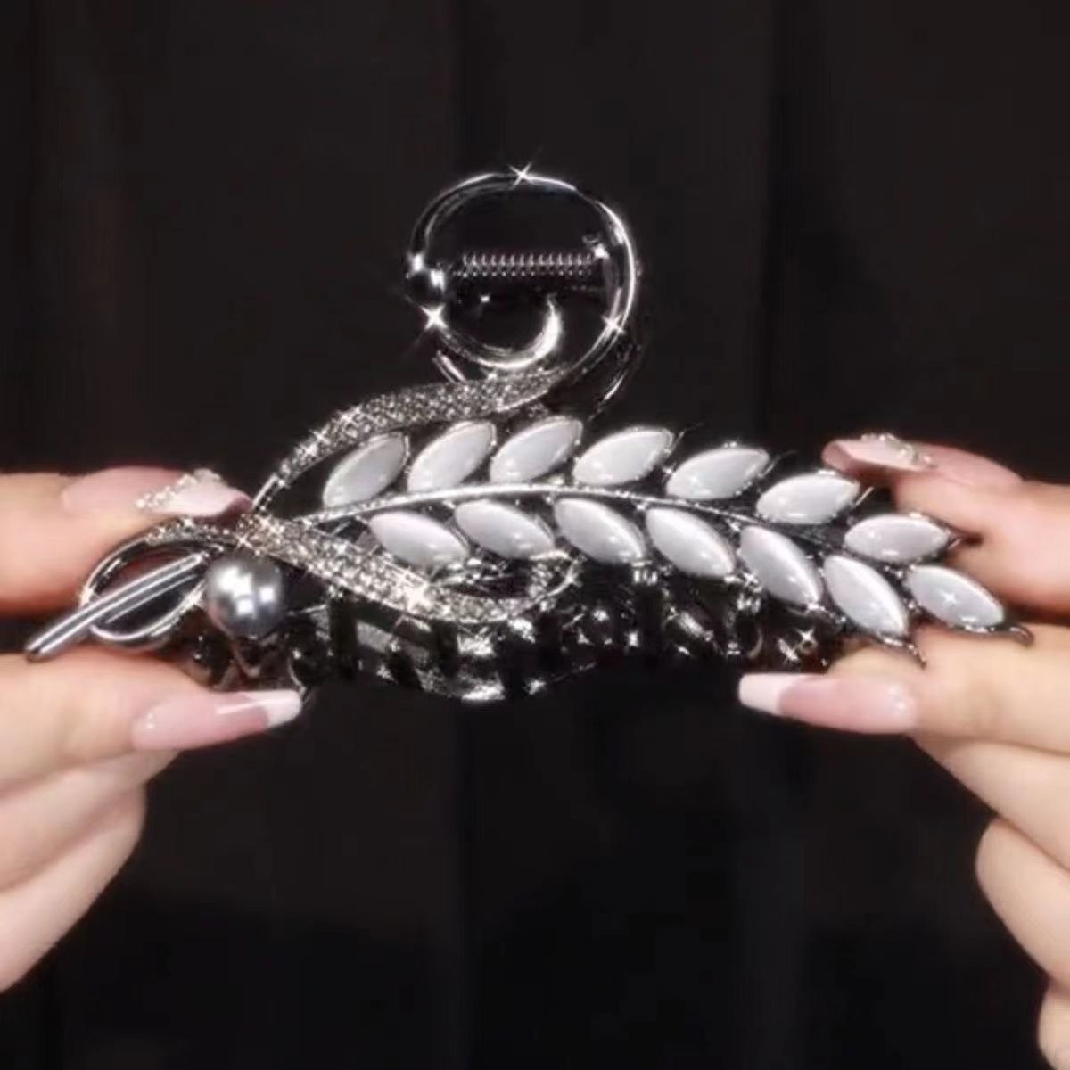 ヘアアクセサリー 華やか羽根飾り大型バレッタ