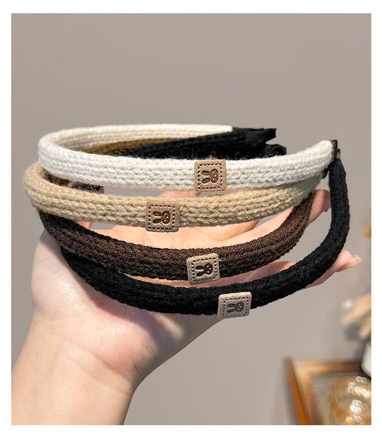 ヘアアクセサリー 金属プレート付き編み込みニットカチューシャ