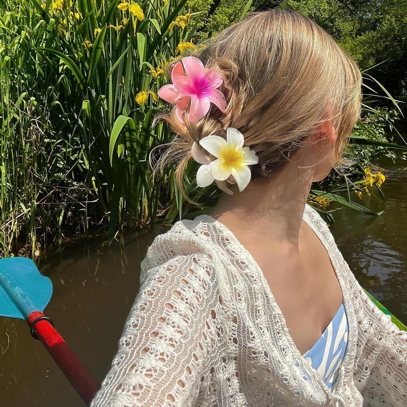 ヘアアクセサリー 透明花びらのリゾートバレッタ