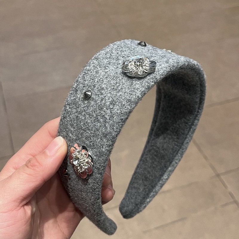 ヘアアクセサリー フラワーメタルモチーフとスタッズ付き幅広カチューシャ