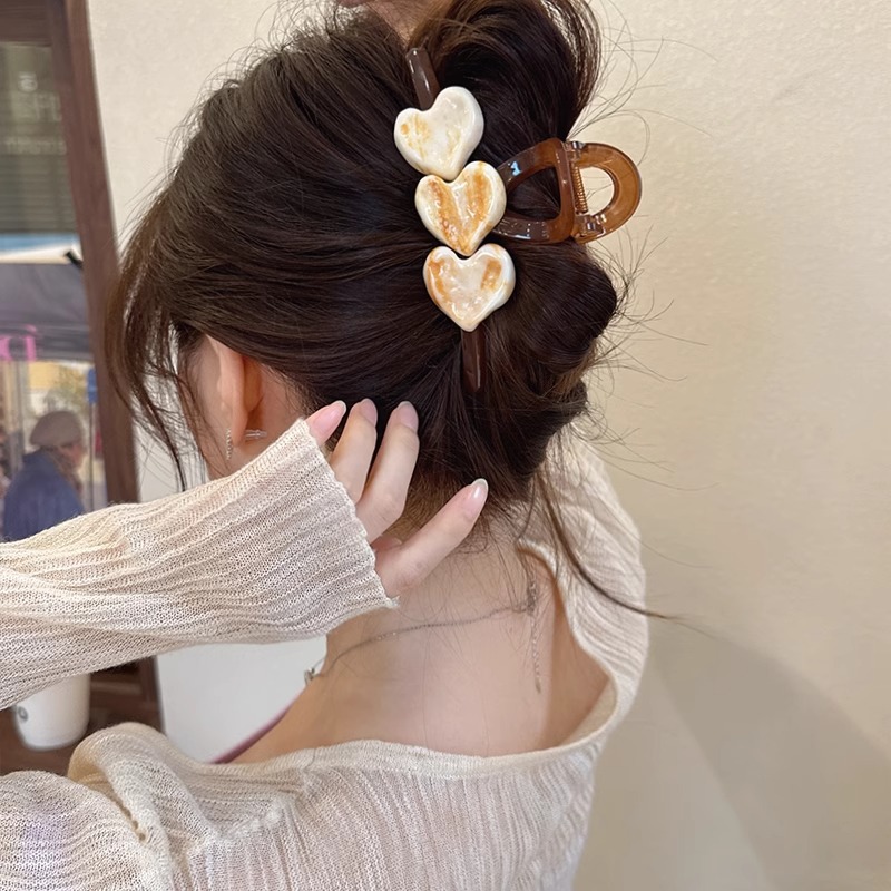 ヘアアクセサリー 三連ハート 大人可愛いバレッタ