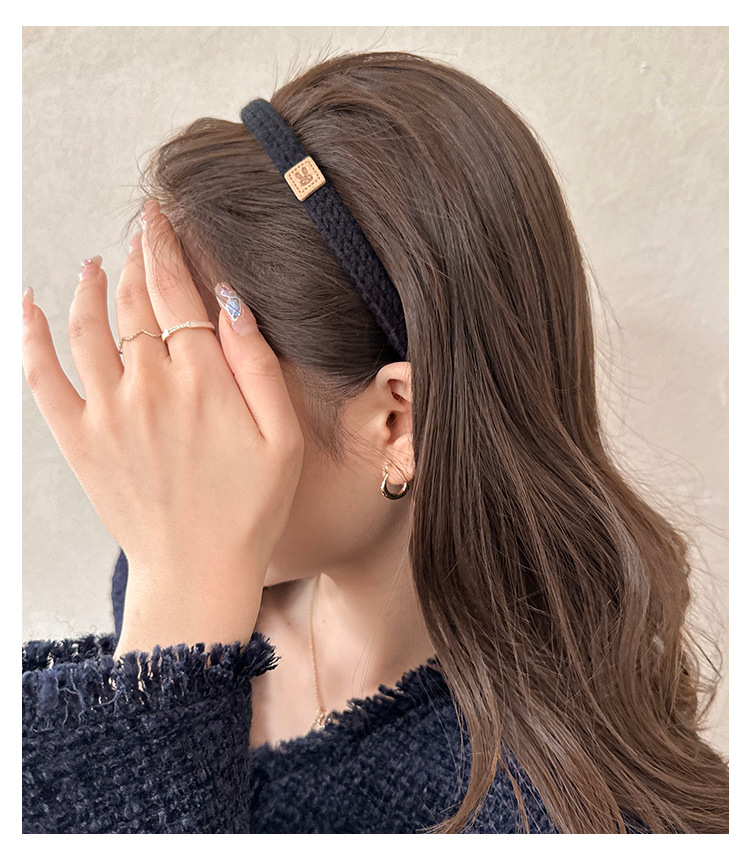 ヘアアクセサリー 金属プレート付き編み込みニットカチューシャ