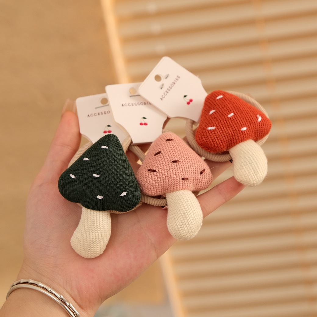 ヘアアクセサリー ふわもこ動物と森のキノコバレッタ
