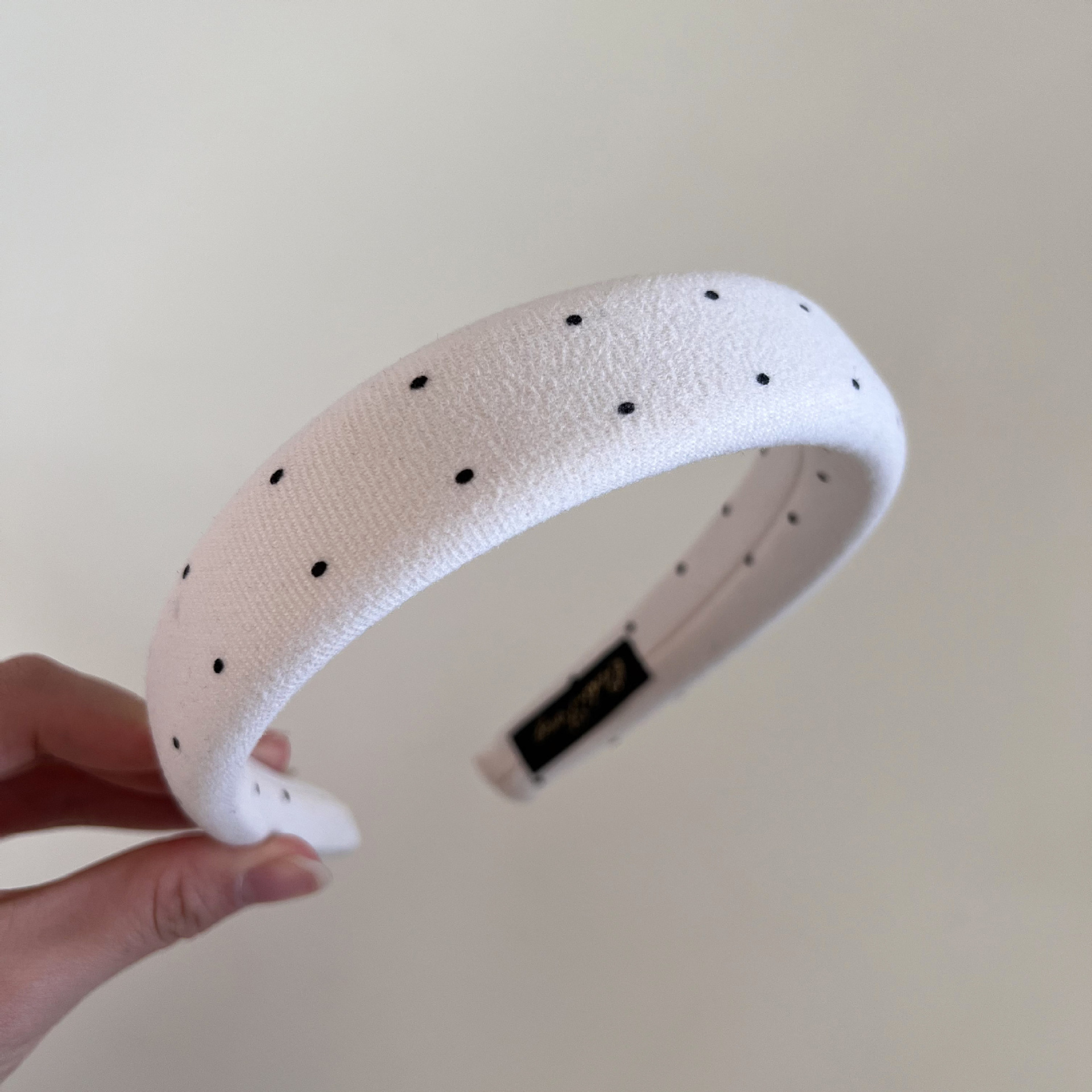 ヘアアクセサリー 小粒ラインストーン付きふっくら布巻きカチューシャ