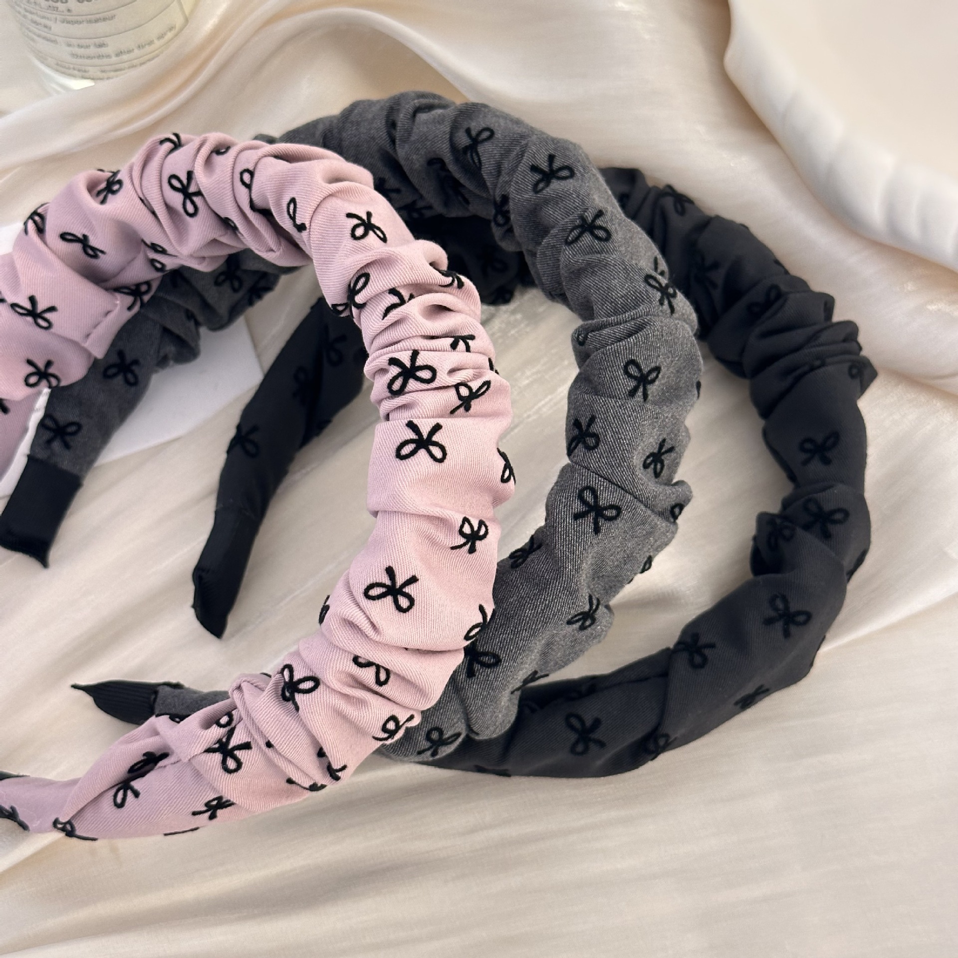 ヘアアクセサリー リボン刺繍ギャザー布地カチューシャ