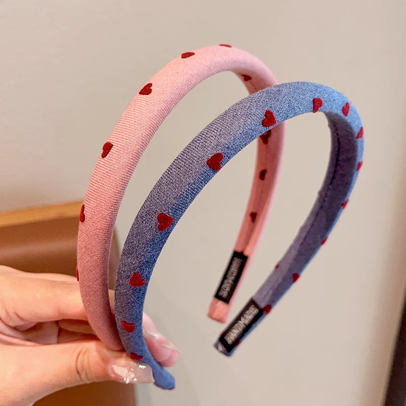 ヘアアクセサリー ハート刺繍の細身カチューシャ